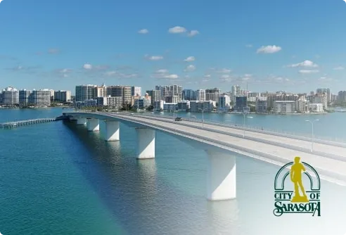 Ringling Bridge y skyline de la ciudad de Sarasota